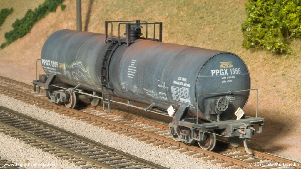 HO Atlas 17,360 Gallon Tank Car, PPGX 1866 - TSG Multimedia